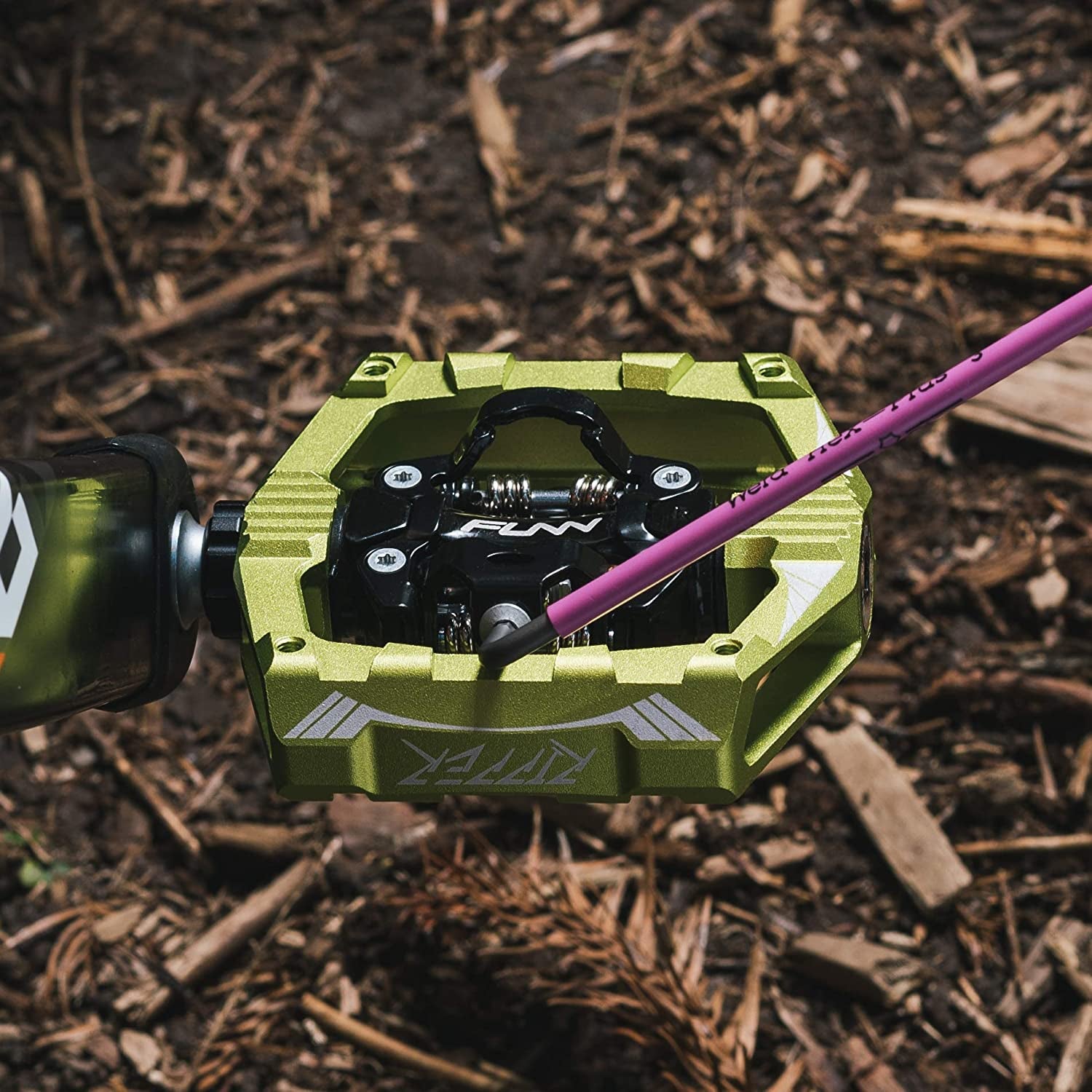 Ripper Mountain Bike Clipless Pedal Set, Rocker Clip Mechanism, SPD Compatible, 9/16-Inch Crmo Axle