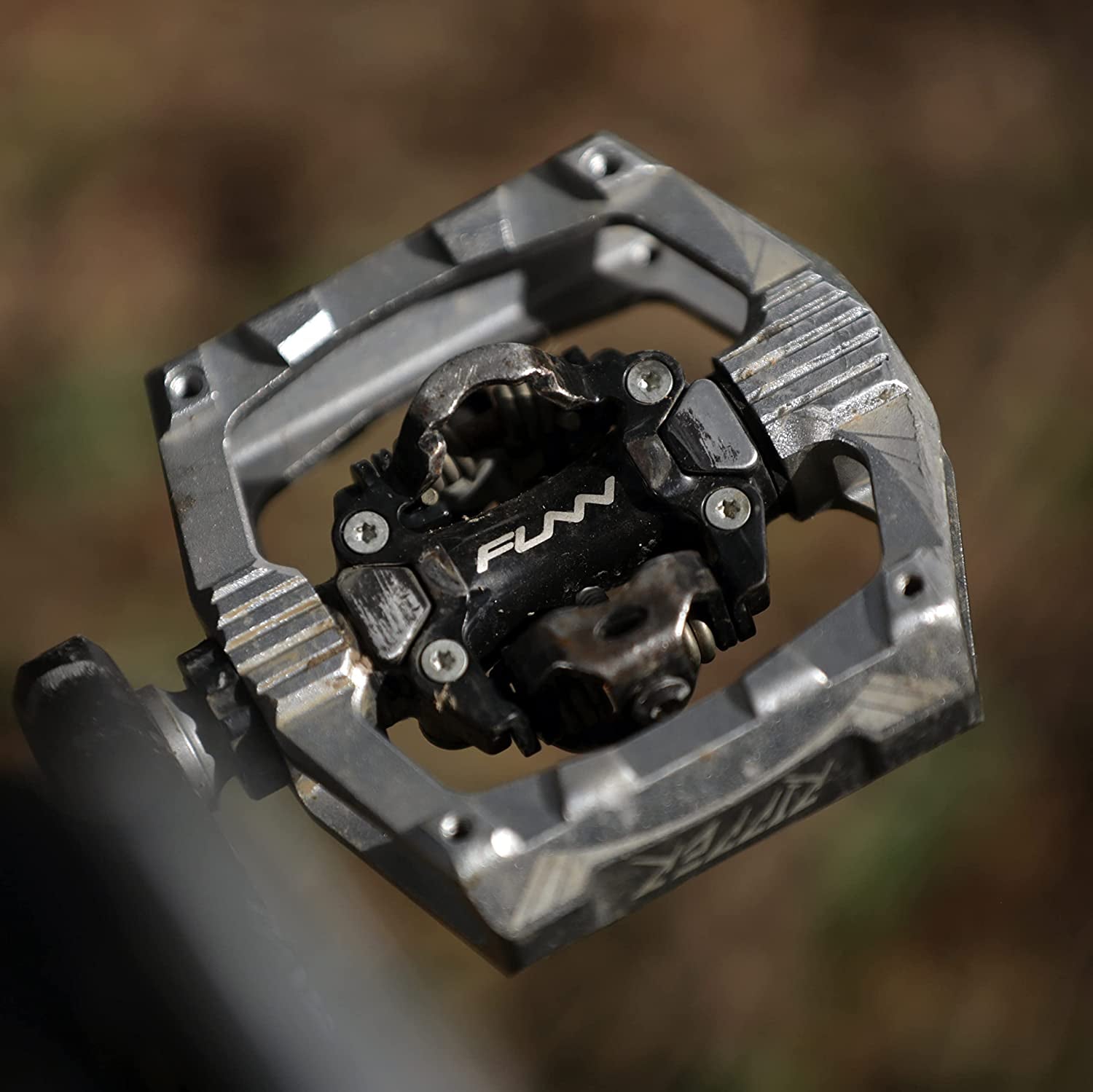 Ripper Mountain Bike Clipless Pedal Set, Rocker Clip Mechanism, SPD Compatible, 9/16-Inch Crmo Axle